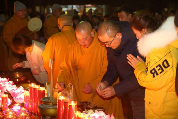 万人齐聚龙口南山 火树银花闹元宵