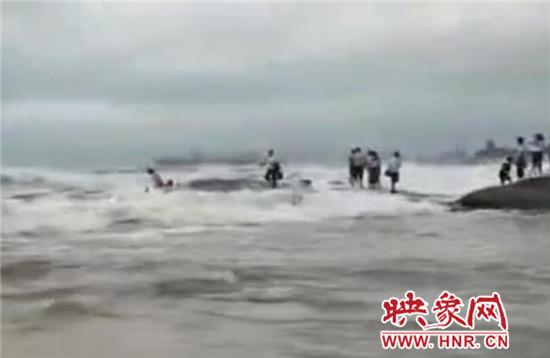 两名女游客登礁石拍照 在日照被卷入海中遇难