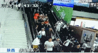 华山景区游客中心装饰顶掉落 致多人受伤(图)