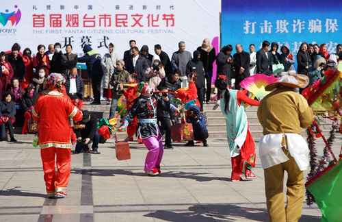 海阳分会场上暖场秧歌表演