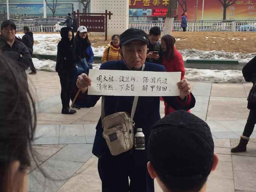 73岁老导游和13岁少年们在所城上演的“跨时代对话”