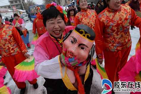 招远市玲珑镇秧歌闹新春 预热秧歌节(图)