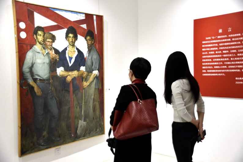 5月2日，在烟台美术博物馆展出的——与美同行·向劳动者致敬——馆藏美术作品中的劳动者风采收到市民群众的欢迎