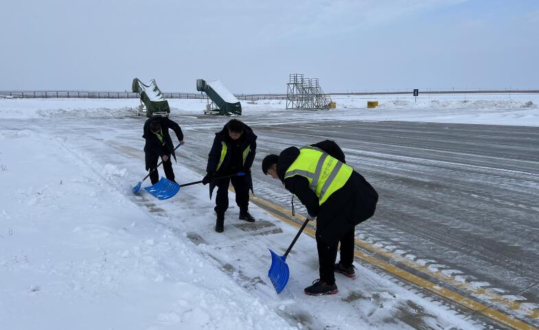 那拉提机场全体员工全力清雪保障运行通畅