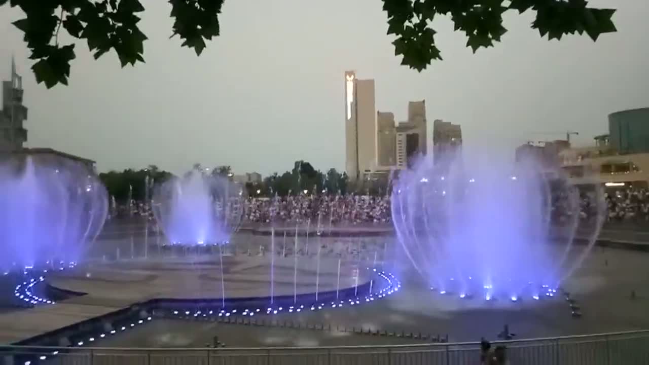 炫彩夺目！万光府前文化广场的喷泉和水幕电影太酷了