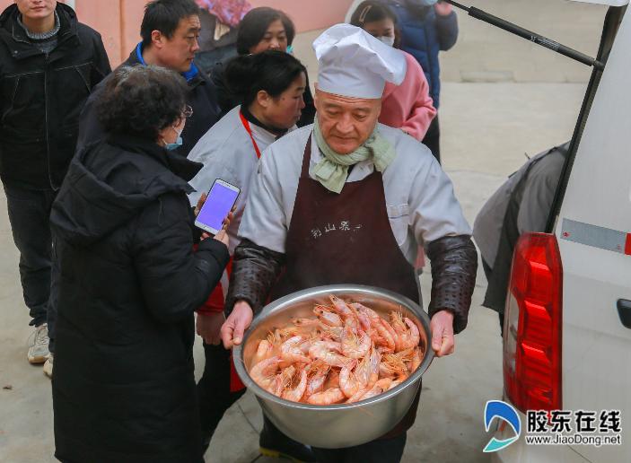 温情小年 寒冬送暖 情满紫荆山敬老院