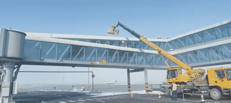 乌机场飞行区管理部开展廊桥除雪工作 夯实安全基础