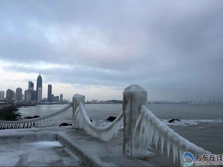 冬季烟台风景：海边护链上又挂冰结凌(组图)