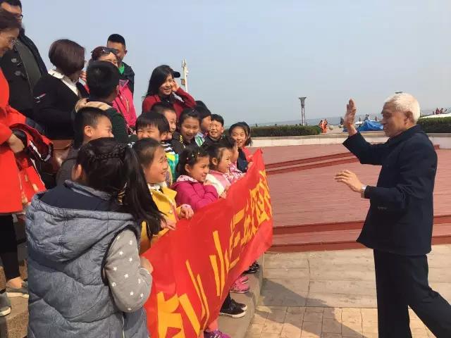 解开尘封的记忆，穿越百年往事 ——银发导游吴凤冠带您游烟台