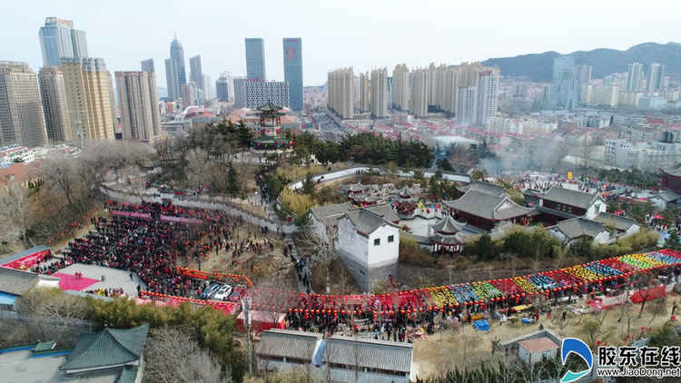 烟台毓璜顶初九庙会抢“头香” 市民热情似火(组图)