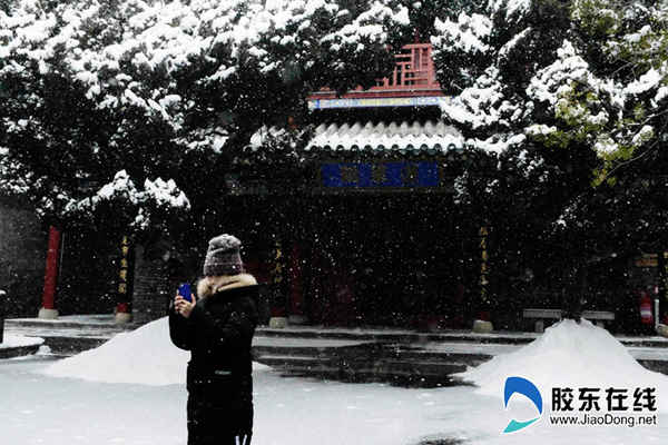 蓬莱阁浴春雪更添诗情画意    远方来客笑称“请您慢点儿扫”